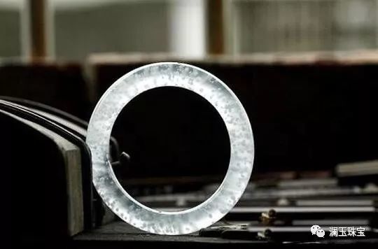 翡翠里的棉絮经过佩戴后真的会消失、透亮么?