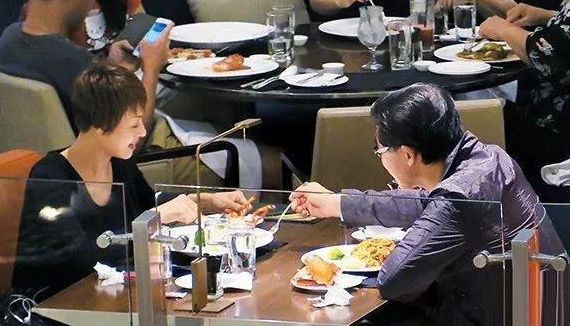 53岁叶子楣近照,同居26年男友意外离世,今只有狗陪在身边!