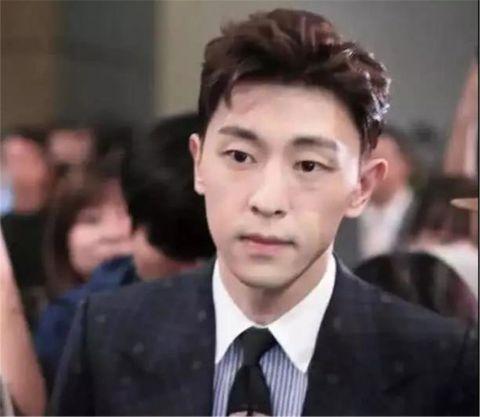 邓伦无美颜，去滤镜的照片曝光，整张脸都不对劲，网友:还我男神