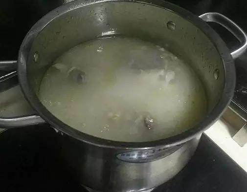 面馆老师傅:熬"骨头汤"的3个诀窍,不懂你的高汤白炖了