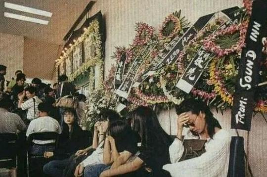 悲痛的记忆：1993年黄家驹葬礼照片