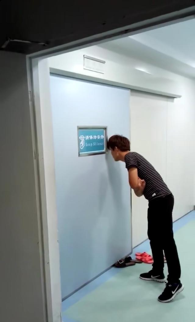 你在产房里生孩子,准爸爸在产房外做啥?这些图,每张都让人落泪