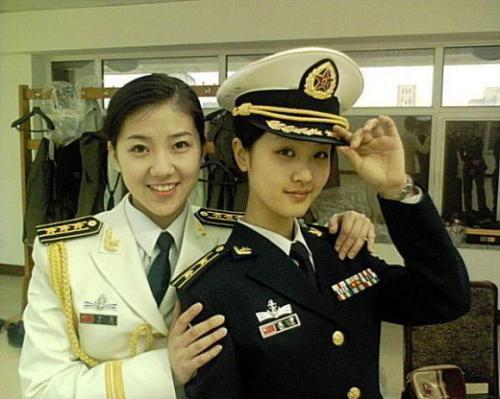 部队中的女兵是怎样解决生理问题?