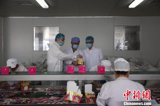 海关精准帮搀扶力潮州糖果走出国门 通讯员供图 摄