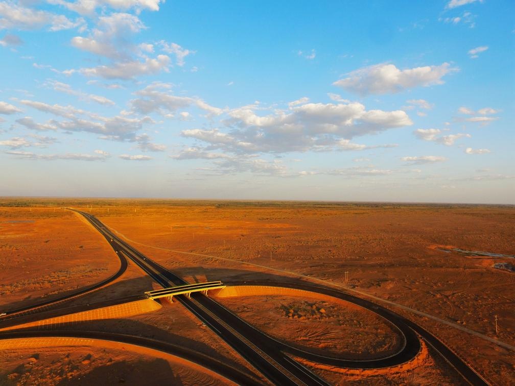 没水没电没信号，世界最长沙漠公路是如何建成的?