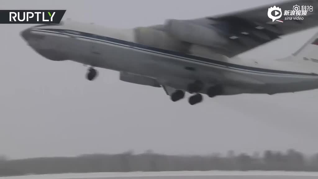 马术精湛!俄罗斯美女骑兵接受采访雪地骑马