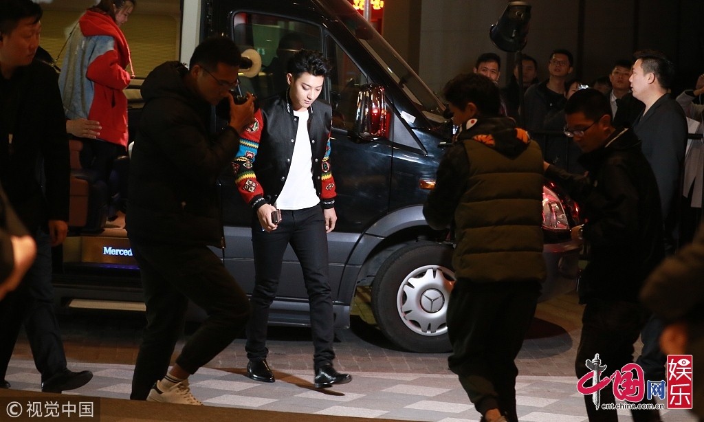 游戏大过天?黄子韬玩手机不下车 一路小跑秀长