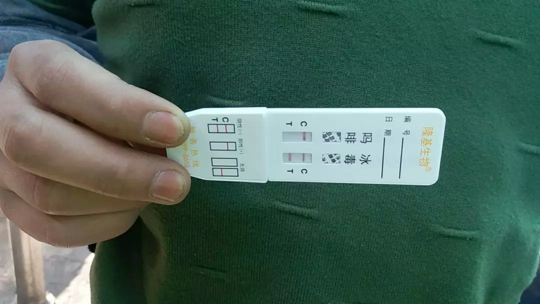 假军官载吸毒犯过检查站 真警察火眼金睛智勇