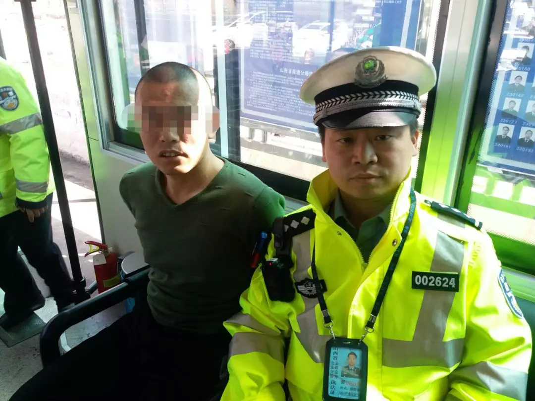 假军官载吸毒犯过检查站 真警察火眼金睛智勇