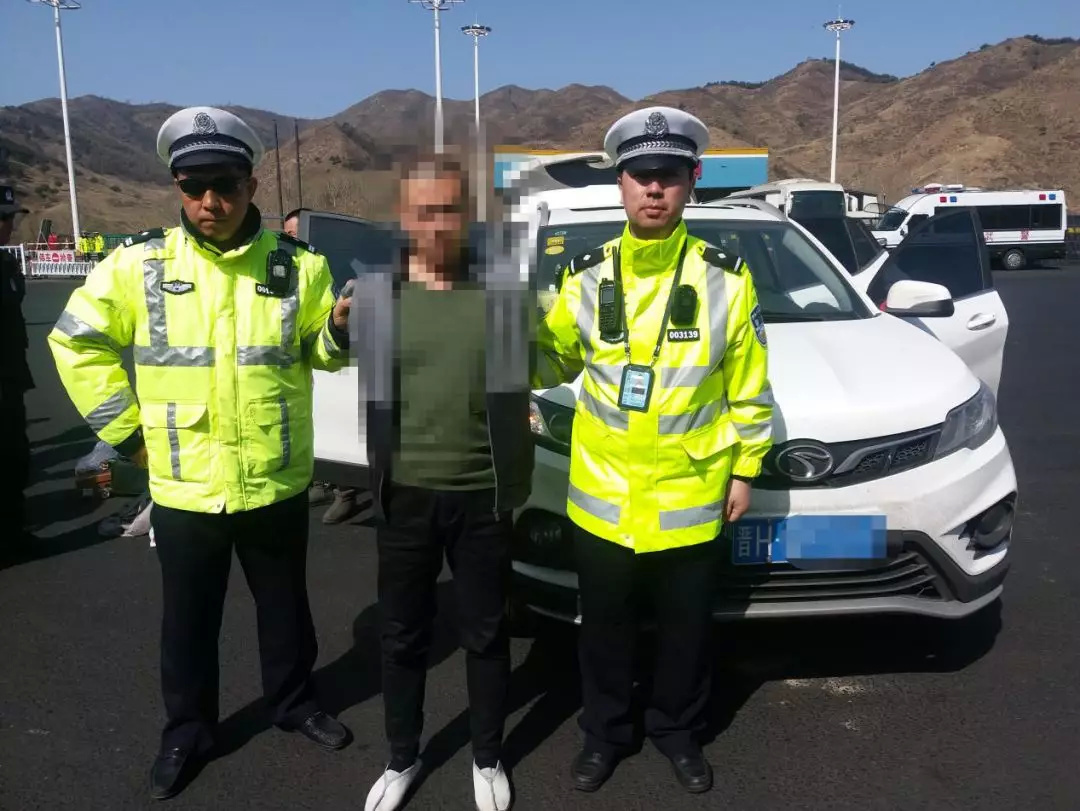 假军官载吸毒犯过检查站 真警察火眼金睛智勇