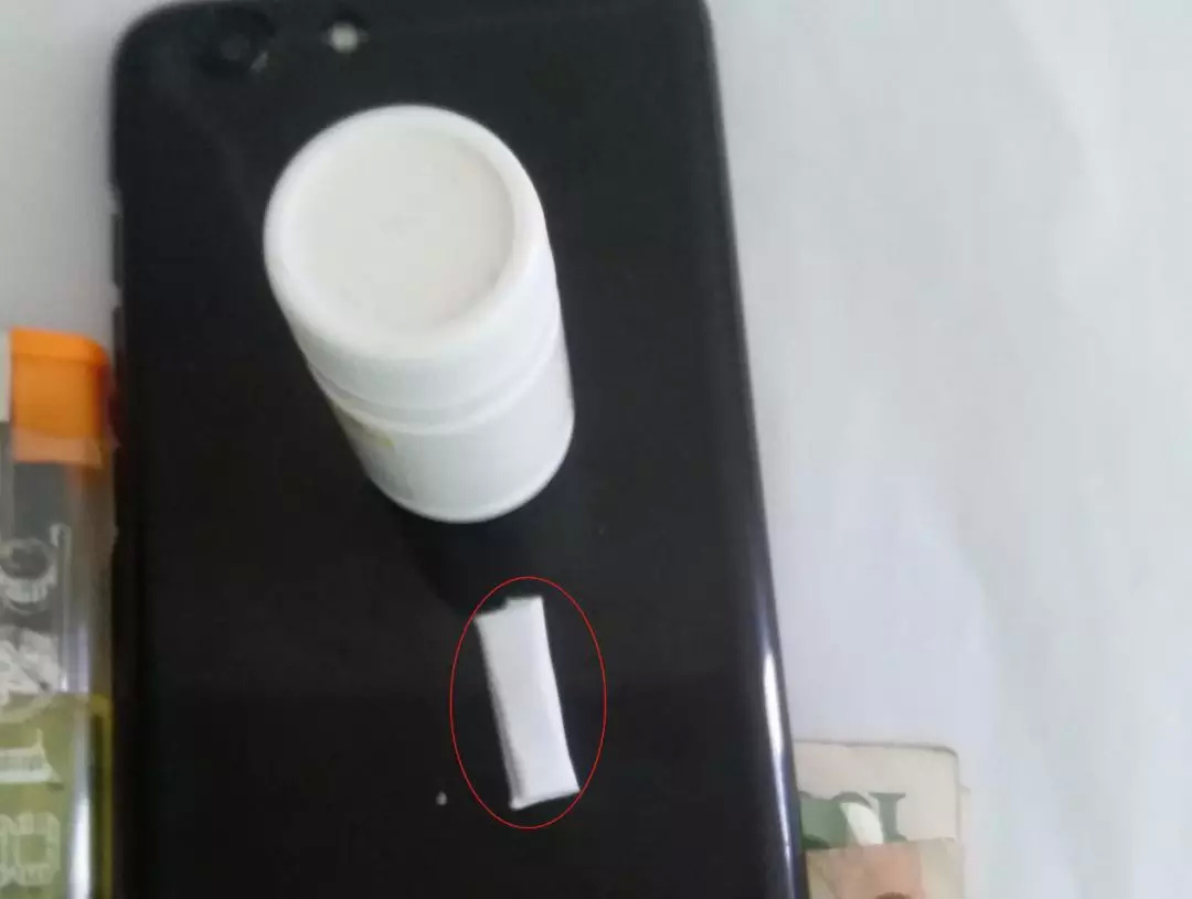 假军官载吸毒犯过检查站 真警察火眼金睛智勇