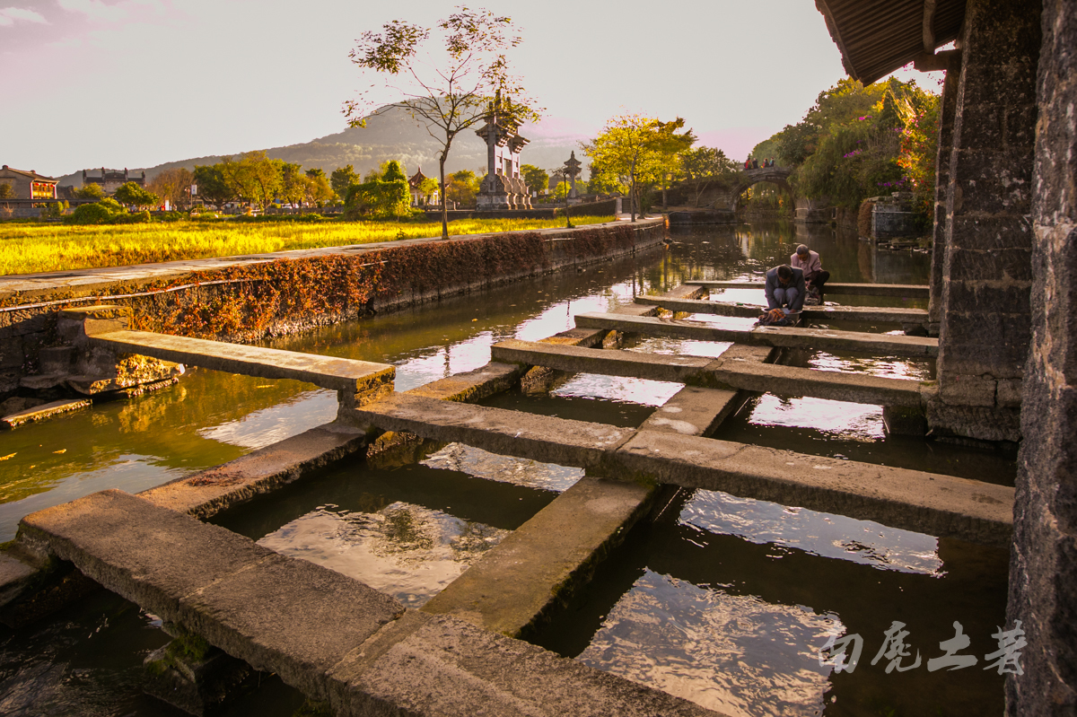 这个极边古镇,历史上为什么建这么多<a href='//travel.sina.com.cn/baoshan_xiyiting-lvyou/' target='_blank'>洗衣亭</a>