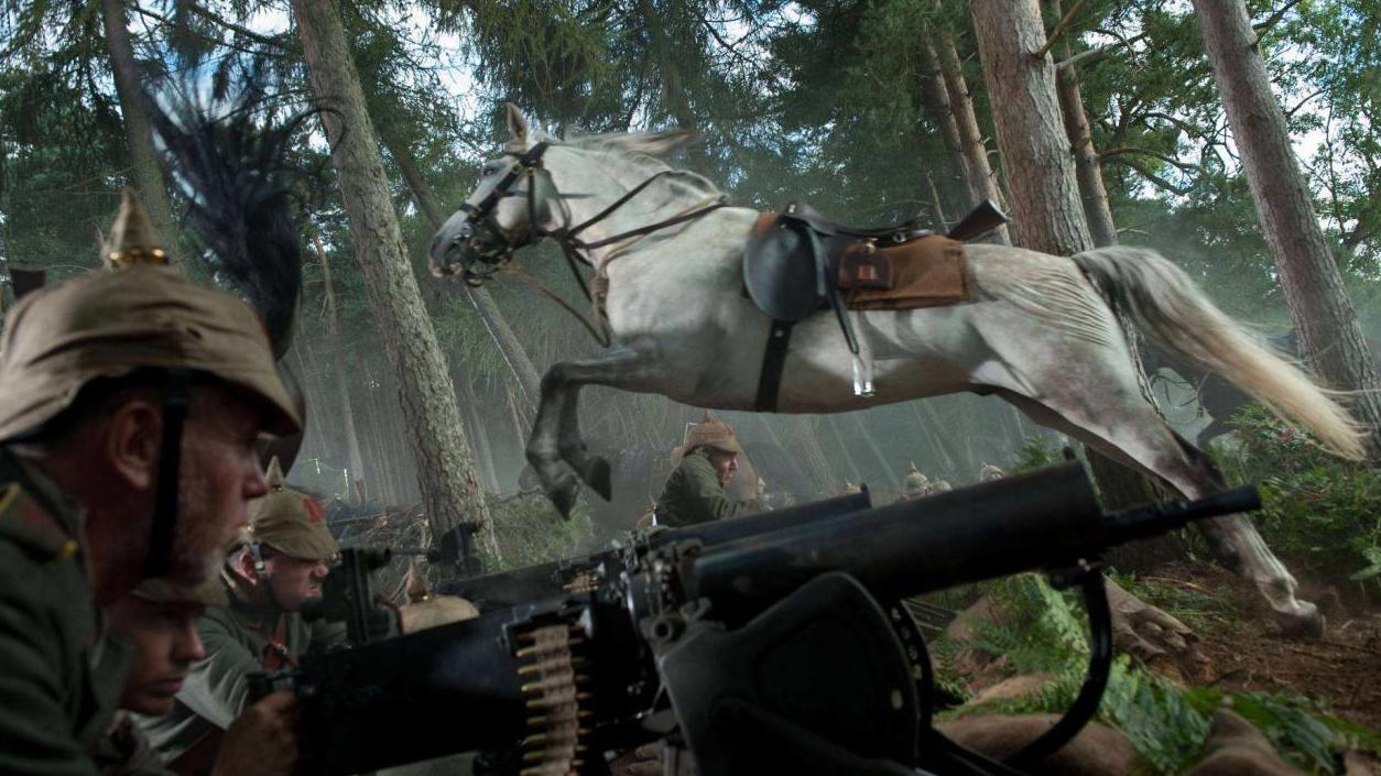 电影《战马》片段:英国骑兵冲锋突遇马克沁机枪屠戮_新浪视频