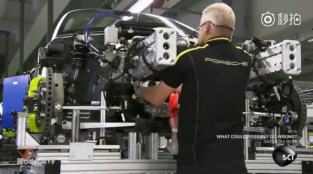 生产一辆保时捷918跑车居然需要这么多工序！长春车天下汽车街拍  ​