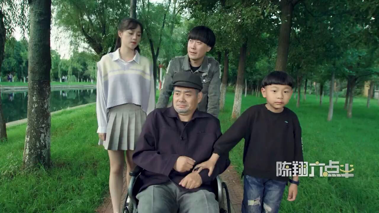 依偎在父亲的身旁的我,内心一直在等待.陈翔六点半