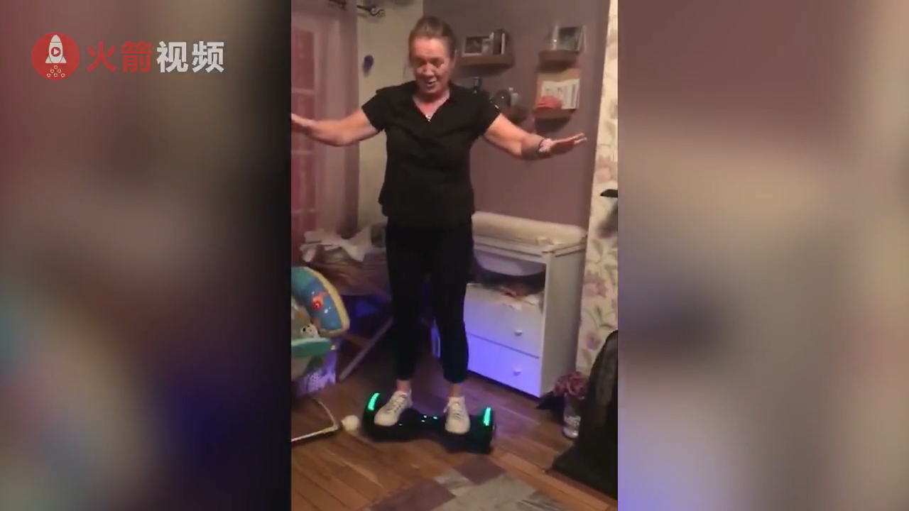 儿子陪着老妈玩双轮平衡电动车，第一次玩的老妈根本掌握不好平衡，最后摔倒在...