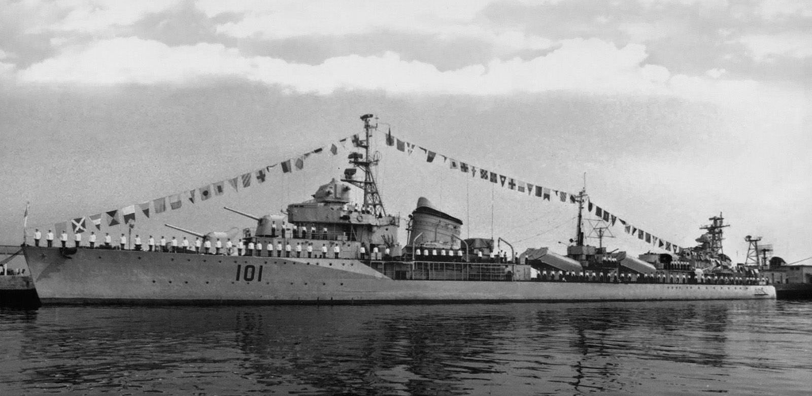 "鞍山"号驱逐舰原为苏联二战仿设计的一艘以鱼雷为主要武器的愤怒级