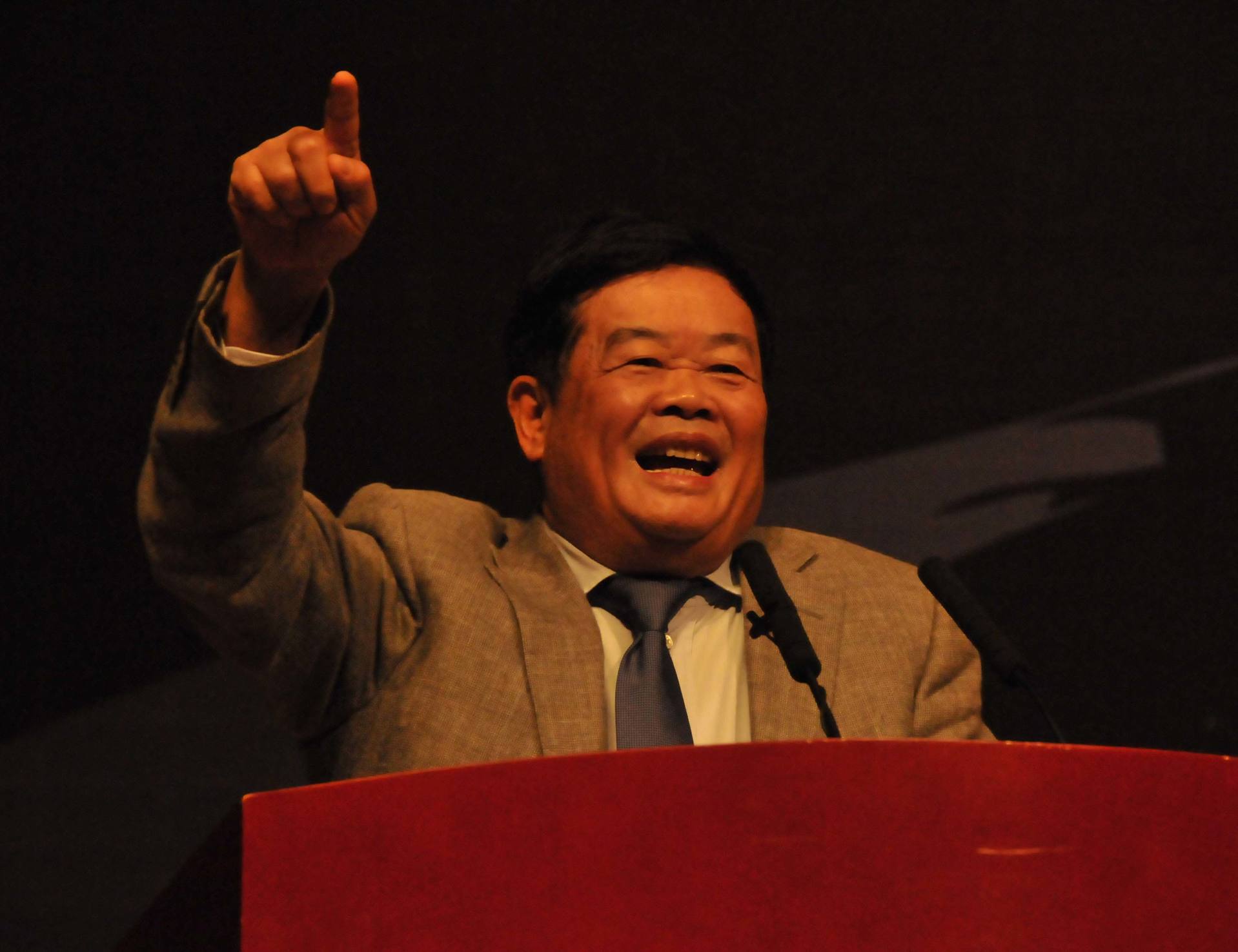 学历不高大佬们:李嘉诚曹德旺霍英东,靠什么成