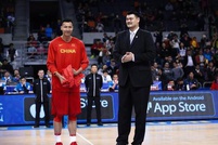 姚明为易建联颁发男篮荣誉外