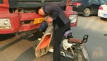 汽车有态度您这么用力拿头撞人家卡车，是想练铁头功嘛？