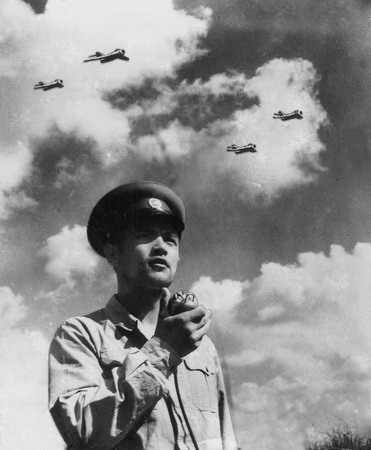 1956年10月1日林虎在广东汕头机场指挥作战，击落击伤敌机各一架