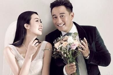 婚礼,在当天孙莉穿上婚纱黄磊第一次向妻子求婚并为其戴上戒指许诺要