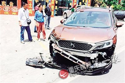 肇事车辆前保险杠受损严重 肇事车辆前保险杠受损严重