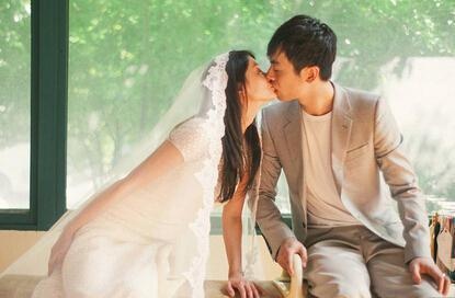 朱亚文晒床照衣着性感 揭朱亚文老婆沈佳妮资