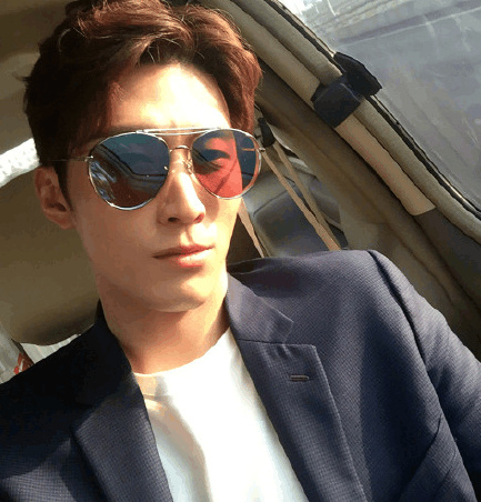 骁与迪丽热巴成就神话情侣,假窦骁却在微博狂