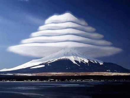 日本富士山一种叫“笠云”的自然现象