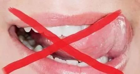 酶类物质还可能会刺激嘴唇,会越来越干痒,甚至会导致口角炎和口周皮炎