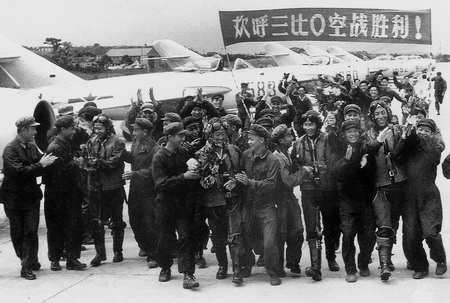 1958年7月29日，空军在广东前线的一次的战斗中击落击伤国民党空军飞机3 架