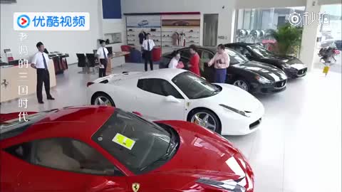 女子试跑车，女儿一个电话，撞碎4s店玻璃就扬长而去，店员狂追