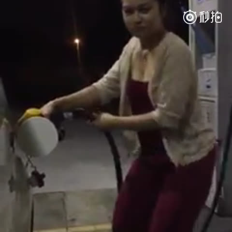 奇葩女司机，加个油还要来段热舞，难道这样油价会有所降低？