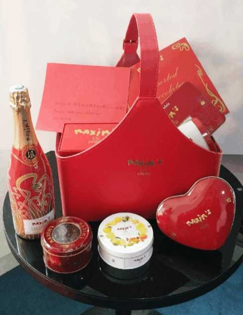 冯提莫脚受伤斗鱼超管送大礼:刷十个火箭不说