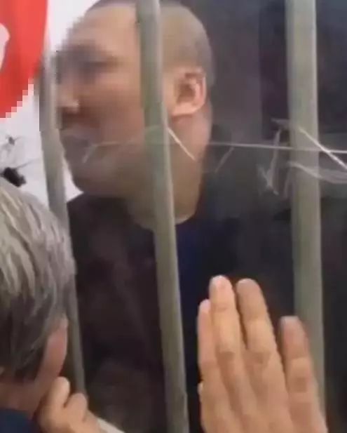 死刑犯与家人诀别，年幼女儿天真喊“拜拜，爸爸!”视频让人唏嘘