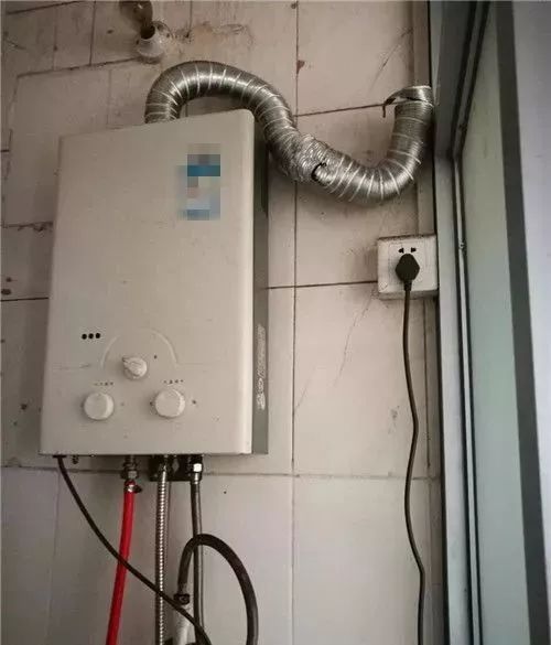 经查租房中所使用的是插电式烧煤气的热水器,初步推定死亡原因为:触电