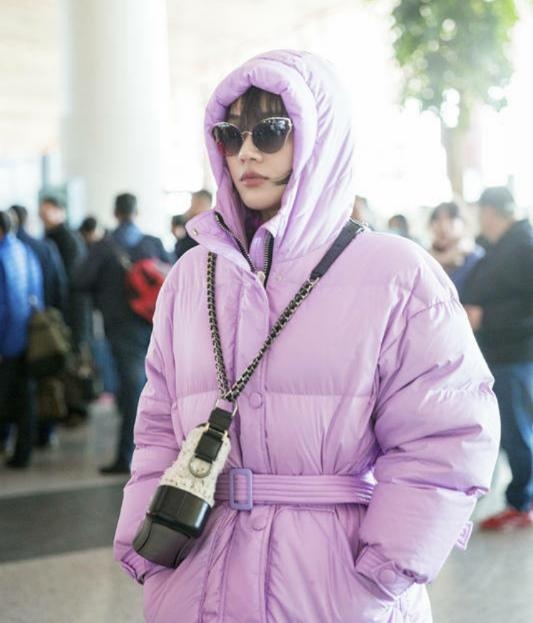 万八的棉服被吐槽丑,大号棉服可能只有刘雯能