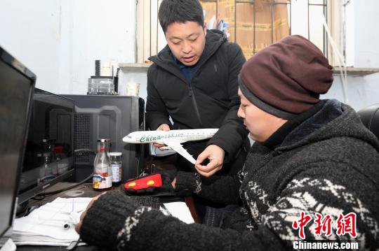 辽宁铁岭6位农民历时一年制成“空客A320”,主创者朱跃与设计人员交流。 本文图片均为 杨也迅 摄