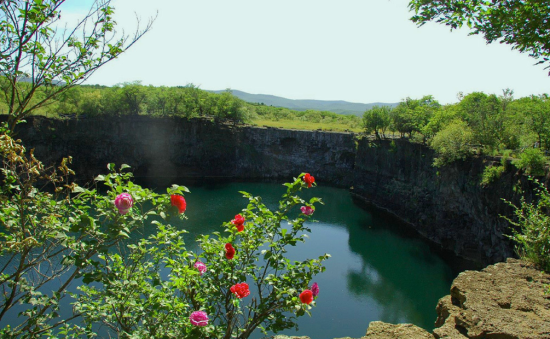 镜泊湖景区(图片来源于网络) 镜泊湖景区(图片来源于网络)