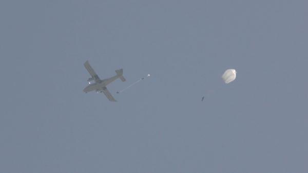 实拍：空降兵某旅新兵八百米高空第一跳