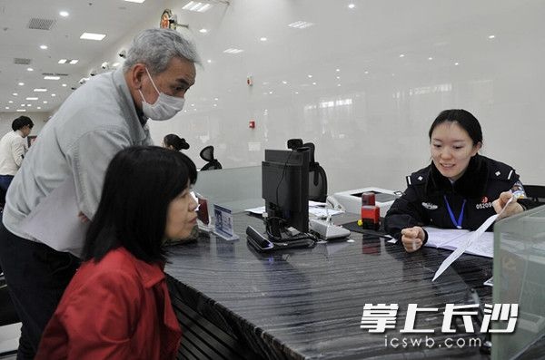 今日我当班体验采访:长沙签证官忙不停 汉语