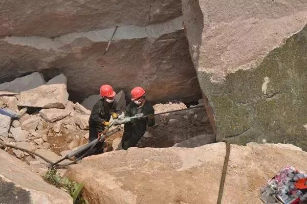 【掏耳朵】掏底爆破引坍塌致3人死亡 砂石矿山规范爆破引关注