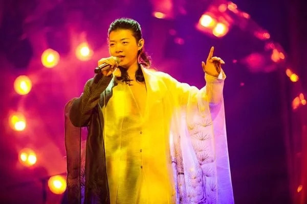 霍尊亮相《歌手》踢馆,演唱古风歌曲惊艳全场,穿着让张韶涵羡慕