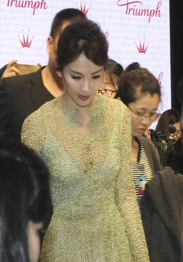 寒冬中刘涛透视装出席活动现场,美腻了