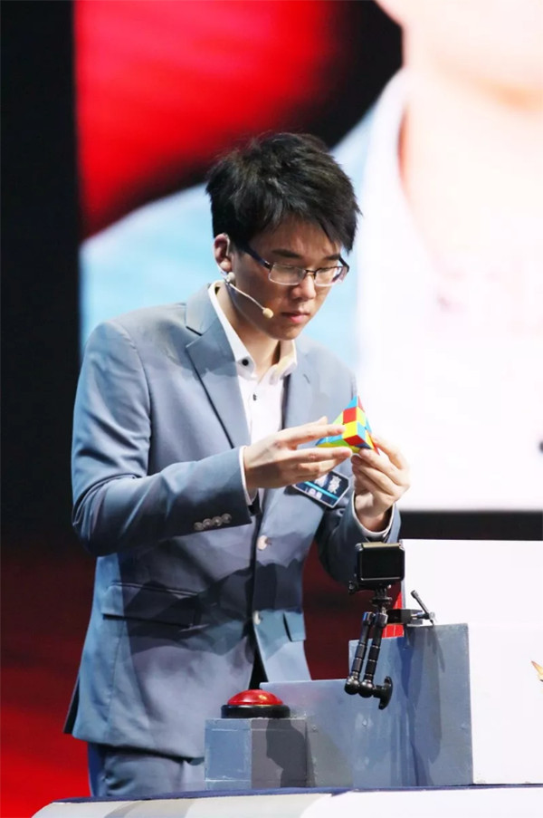 来自上海的24岁中国魔方全能王王鹰豪:极限
