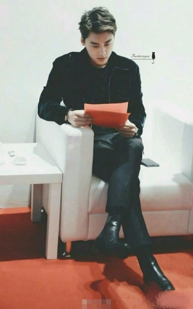 李易峰完美演绎男生正确坐姿,教你坐出气质,男