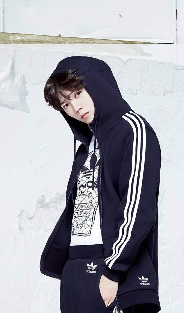 鹿晗关晓彤日本甜蜜吃火锅 鹿晗轻捏关晓彤脸