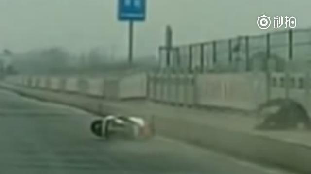 春节假期，一男子骑着电动车探亲，在路上放飞自我，跑位太风骚   ​