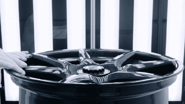 如今的轮毂已是由多种金属铸件,轴承,润滑剂组成的模块化产物.